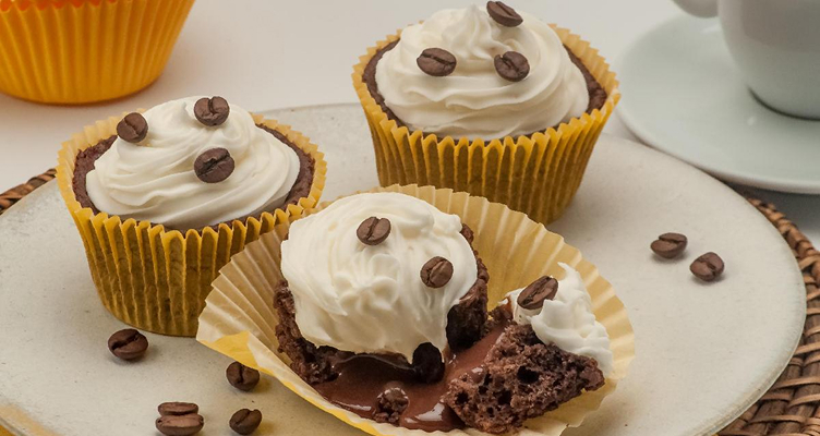 imagem de um cupcake com graos de café e um chantilly